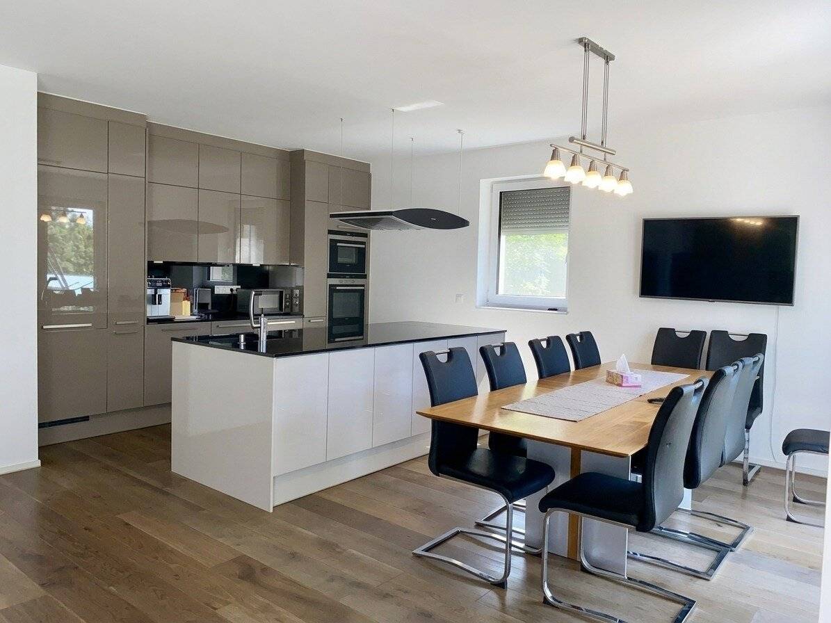 Dream house with large garden and wonderful view of greenery in central location, built in 2013, 2 storeys plus finished cellar, garage, fitness room, Gersthof, line 41