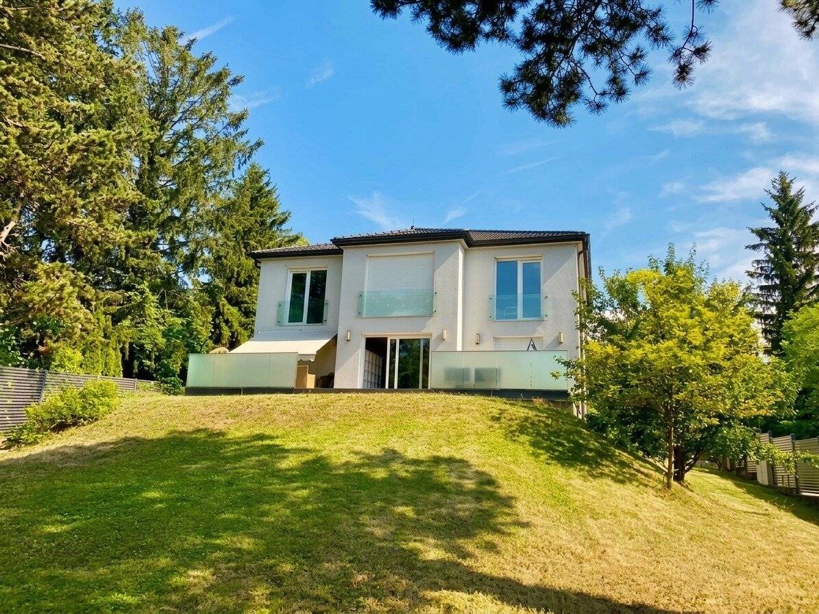 Dream house with large garden and wonderful view of greenery in central location, built in 2013, 2 storeys plus finished cellar, garage, fitness room, Gersthof, line 41