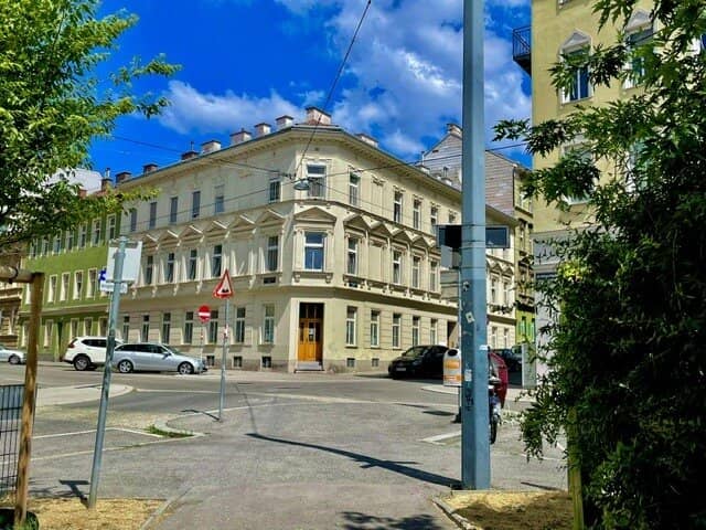 Owner occupied commercial premises office atelier top location in Vienna near ElterleinPlatz Hernals