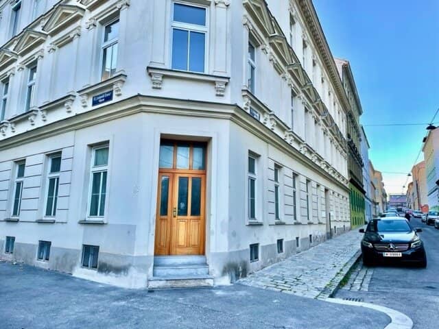 Property purchase package with commercial premises and 3-room apartment in top location of Vienna