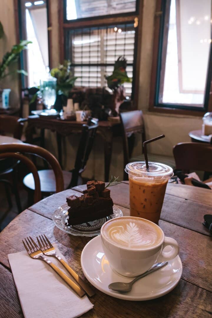 Well established daytime cafe in high-traffic location in the 19th district - being given up for family reasons