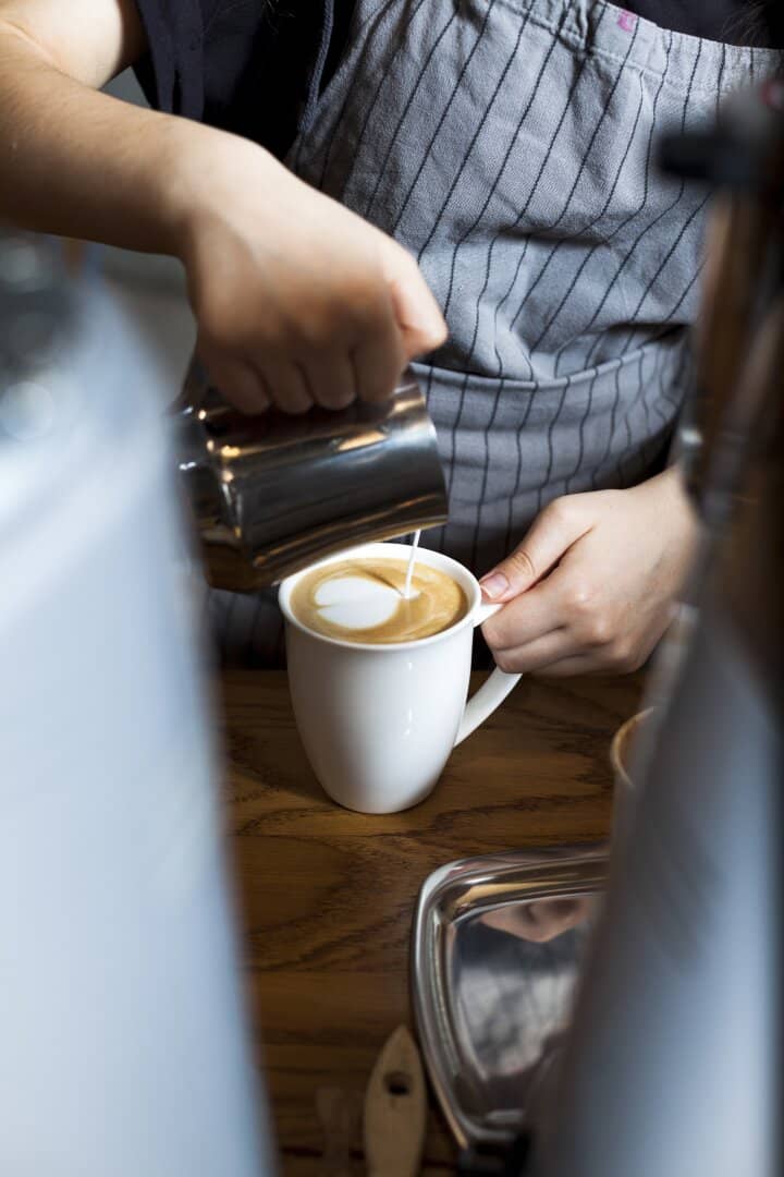 Well established daytime cafe in high-traffic location in the 19th district - being given up for family reasons