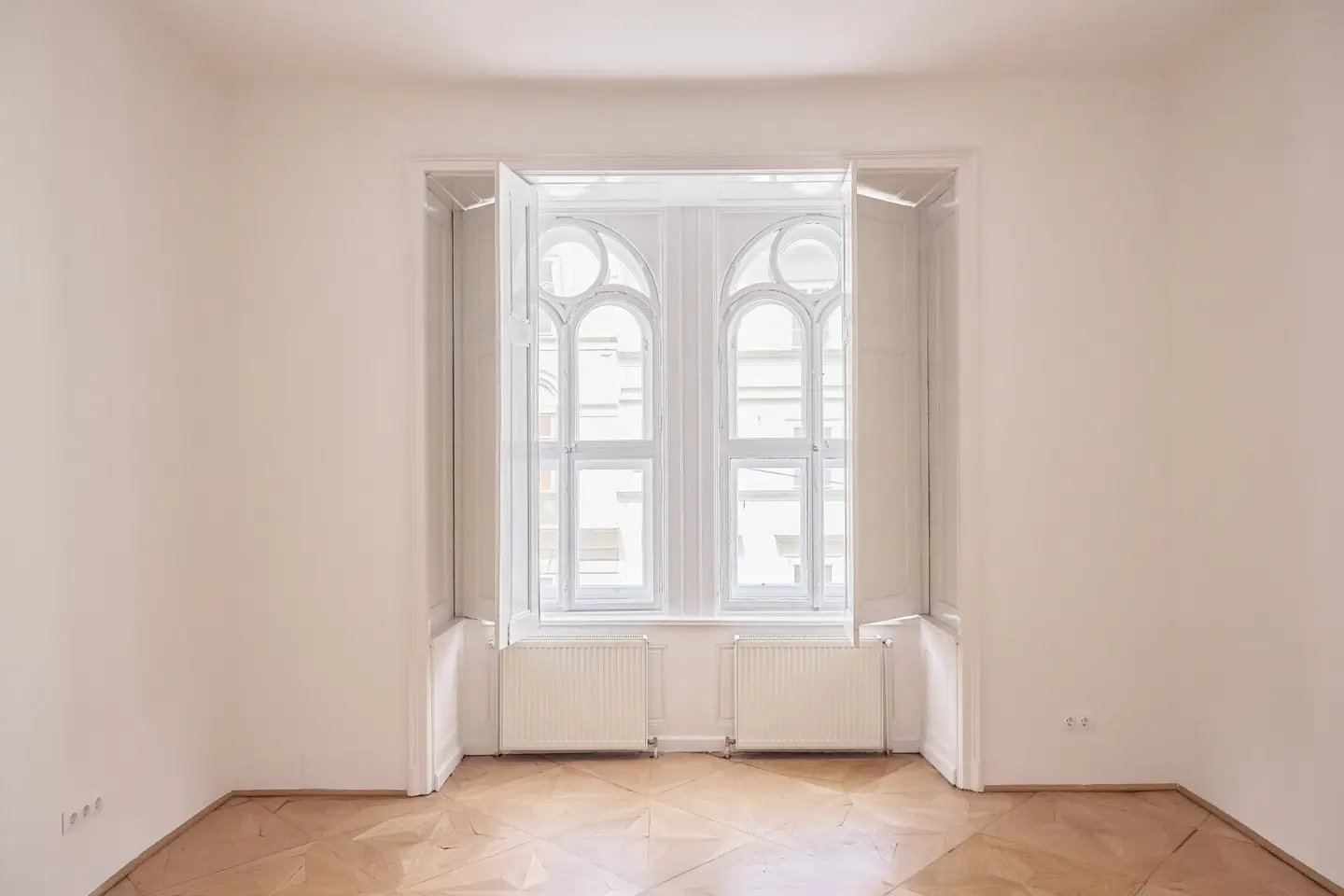 San.bedürftige Beletage nahe Servitenviertel/Schottentor (U2)