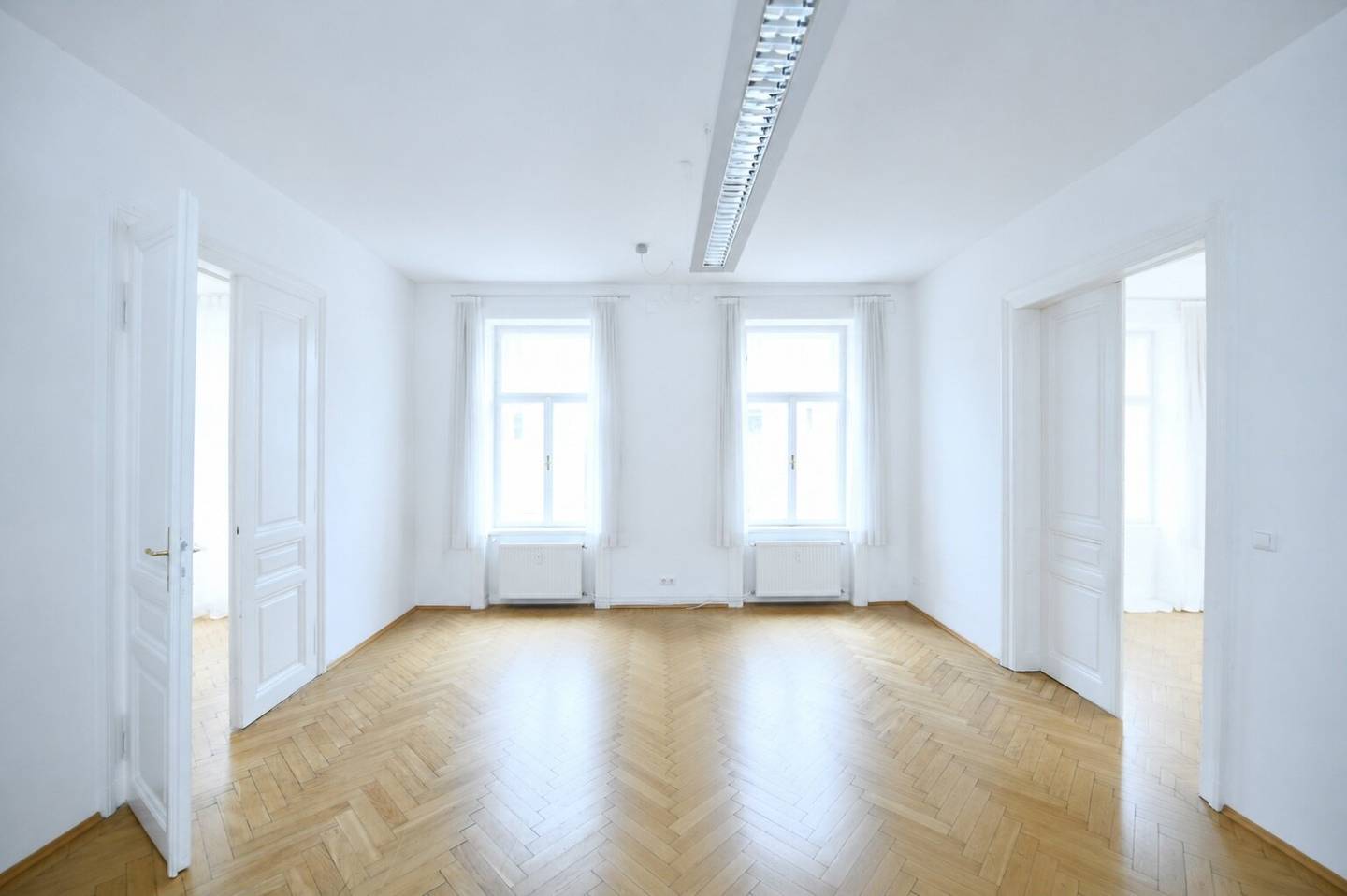 Bright period building office with 7 offices in excellent location near Mariahilfer Straße &amp; Westbahnhof