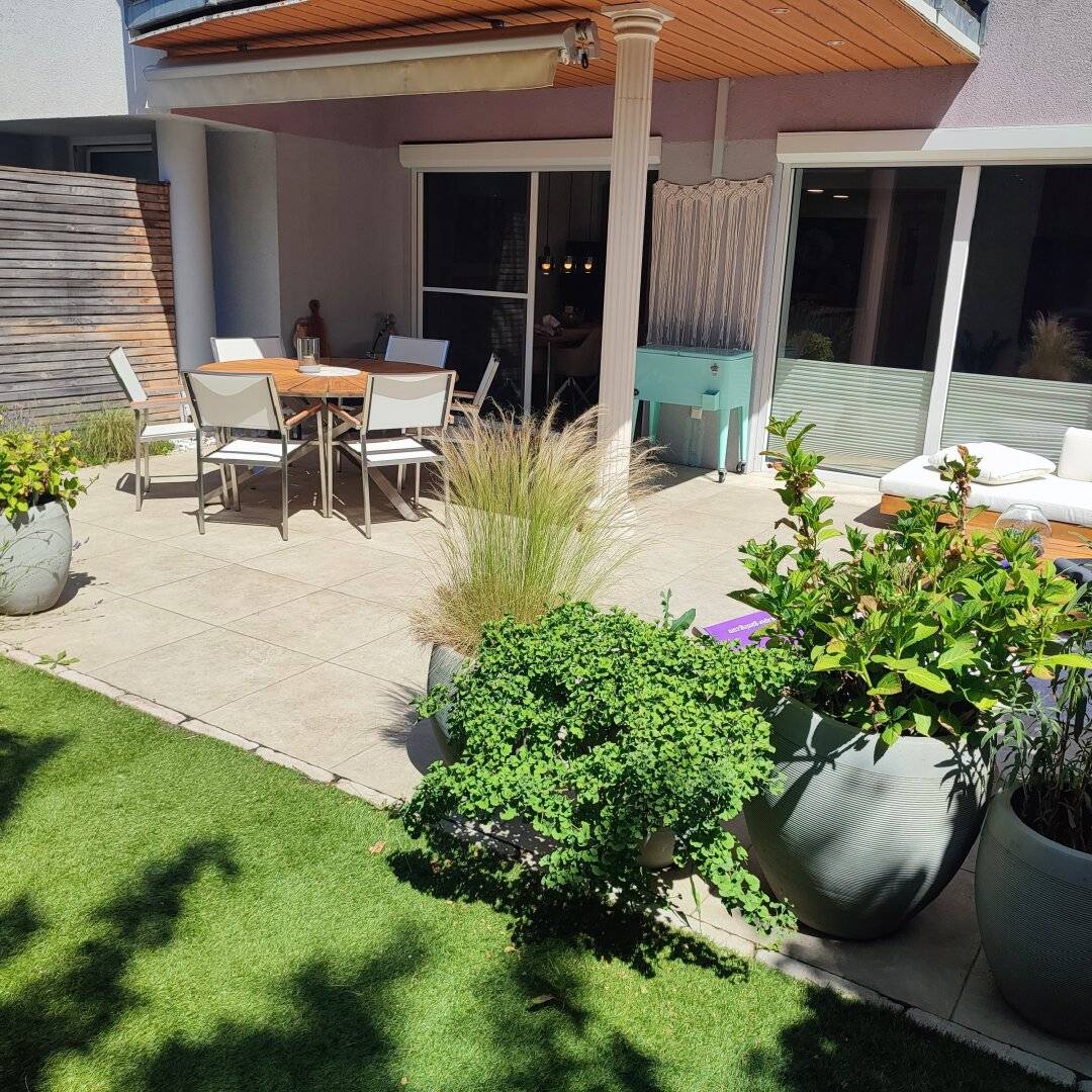Exquisites Wohnen mit großzügiger Sonnen-Terrasse und Schwimmbiotop