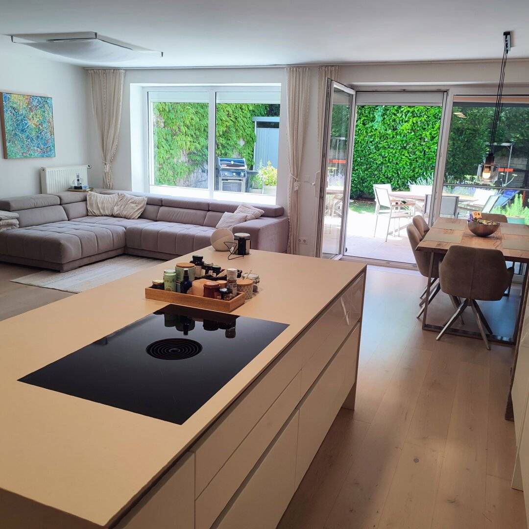 Exquisites Wohnen mit großzügiger Sonnen-Terrasse und Schwimmbiotop