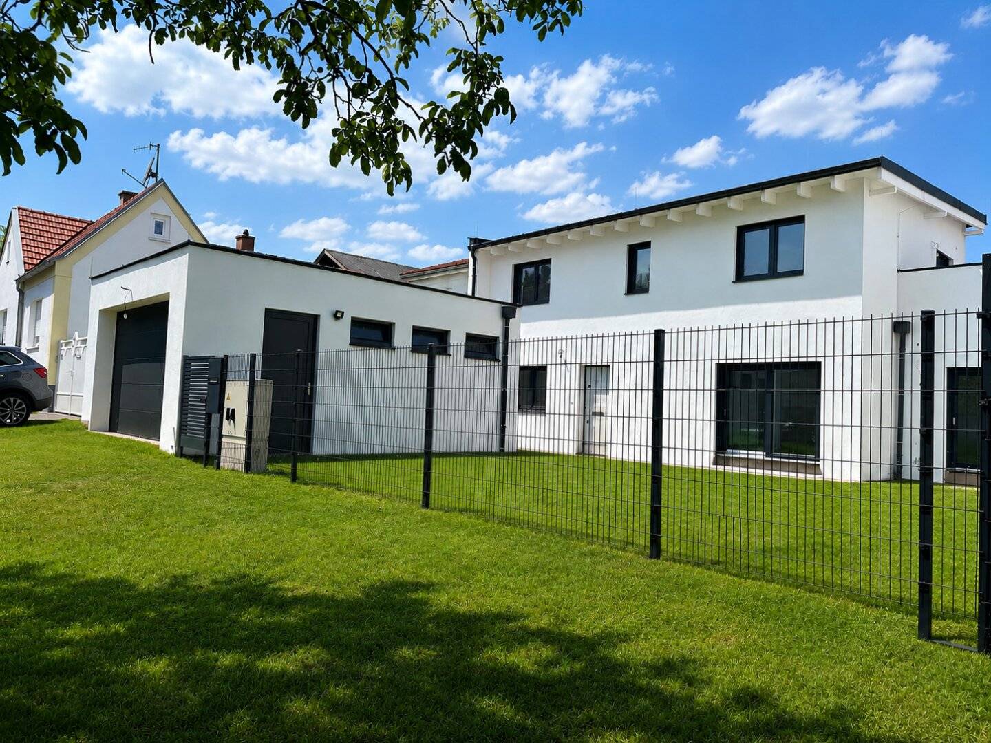 Wohnen mit Stil in Sigleß – Garage, Garten und Dachterrasse inklusive