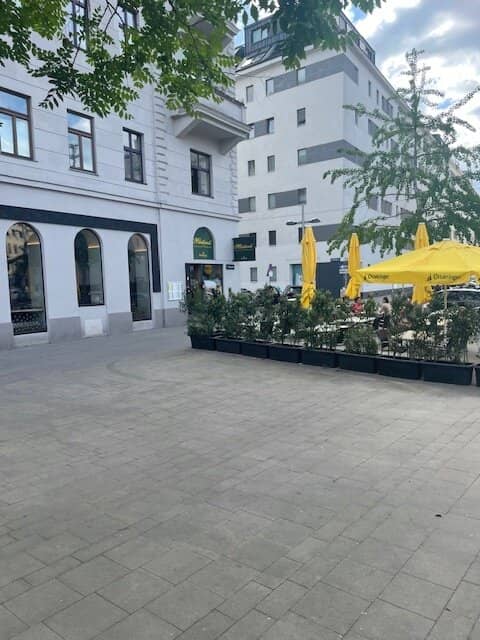 Neu adaptiertes Cafe Konditorei Restaurant auf frequentiertem zentralen Hauptplatz im 2. Bezirk