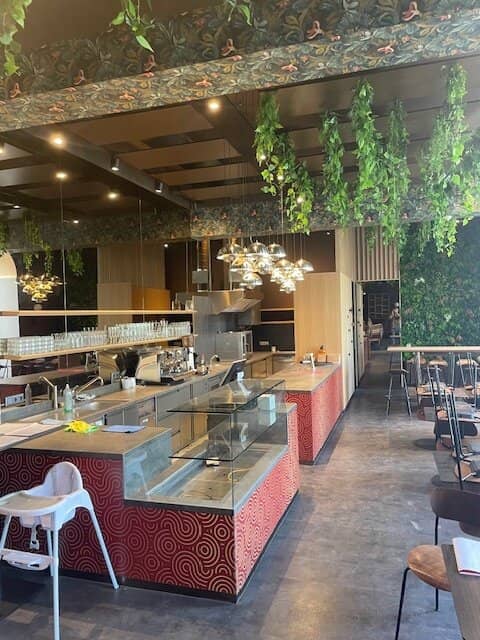 Neu adaptiertes Cafe Konditorei Restaurant auf frequentiertem zentralen Hauptplatz im 2. Bezirk