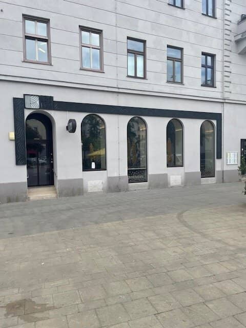 Neu adaptiertes Cafe Konditorei Restaurant auf frequentiertem zentralen Hauptplatz im 2. Bezirk