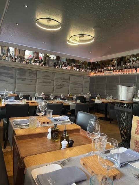 CORNER PREMISES GOOD FOOTFALL LOCATION Long-established specialty restaurant Corner premises in Vienna Währing