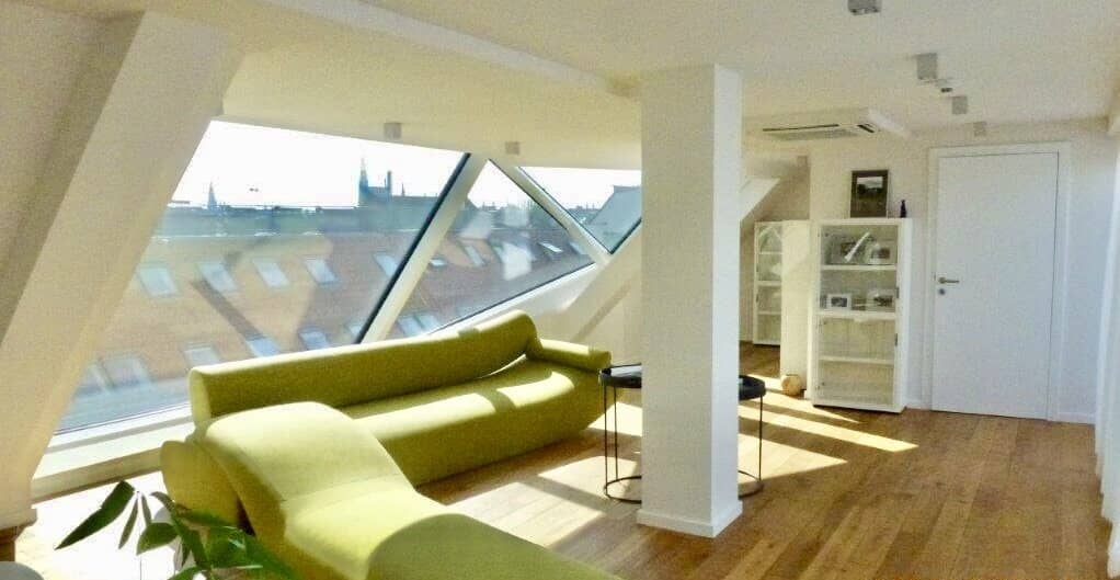 INNENSTÄDTISCHE EIGENTUMSWOHNUNG Sensationeller Luxus Dachgeschoß Traum der Superlative mit herrlichem Ausblick über Wien beim DONAUKANAL SERVITENVIERTEL absolutes Unikat