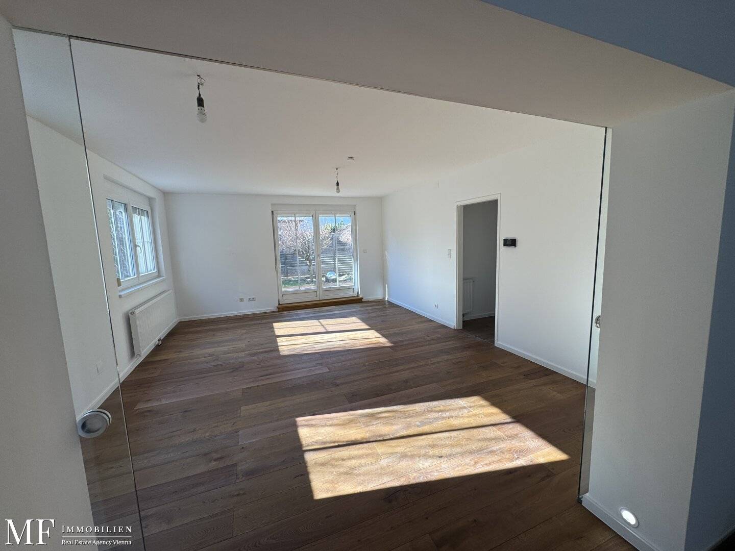 Living in the multi-family house / 8 rooms, 3 bathrooms, 2 entrances