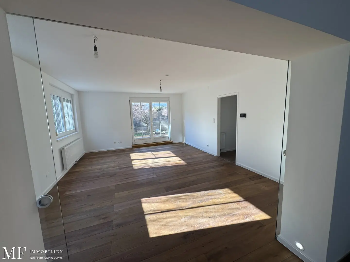 Wohnen im Mehrfamilienhaus / 8 Zimmer, 3 Bäder, 2 Eingänge