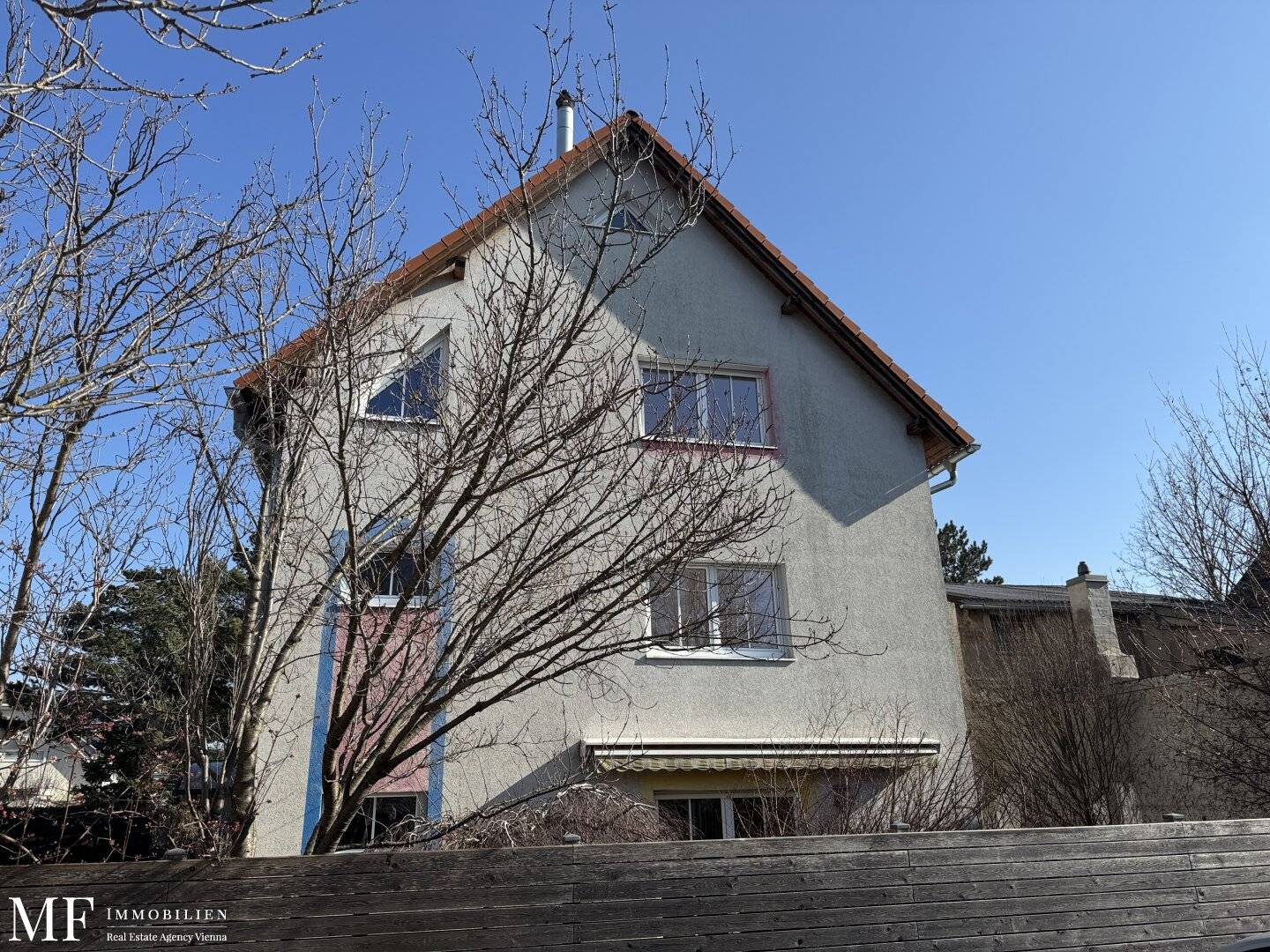 Living in the multi-family house / 8 rooms, 3 bathrooms, 2 entrances