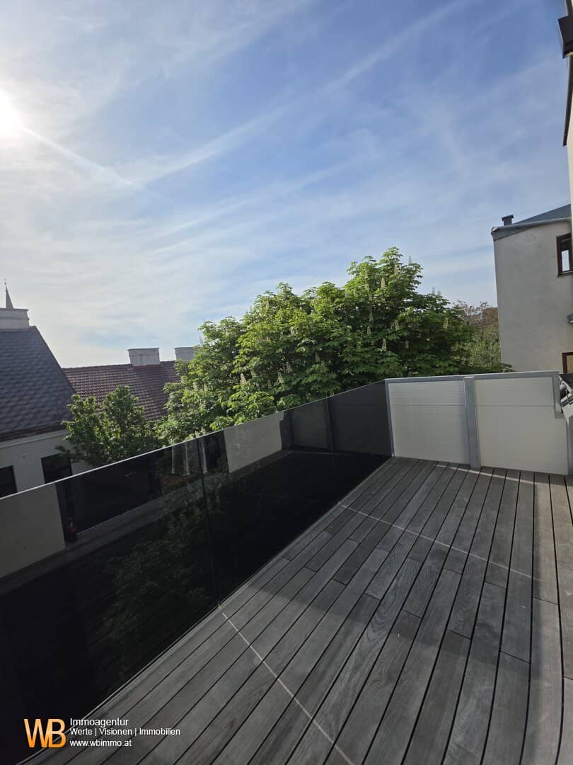 No more gas! Top attic apartment with balcony - 2 generous rooms, all on one level! Air to water heat pump, air conditioning and photovoltaic!