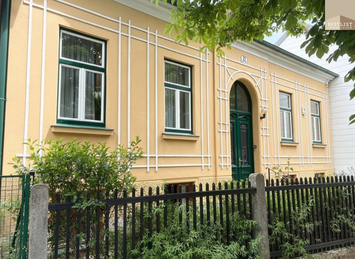 Charming townhouse in Baden, quiet location with large garden and development potential