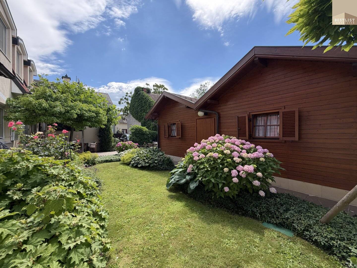 Sun and shady spots in your own garden? Here you get them!