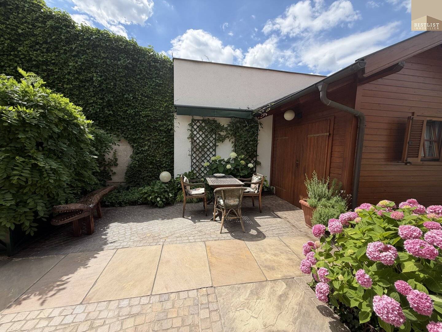 Sun and shady spots in your own garden? Here you get them!