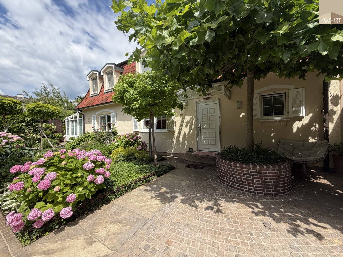 Sun and shady spots in your own garden? Here you get them!