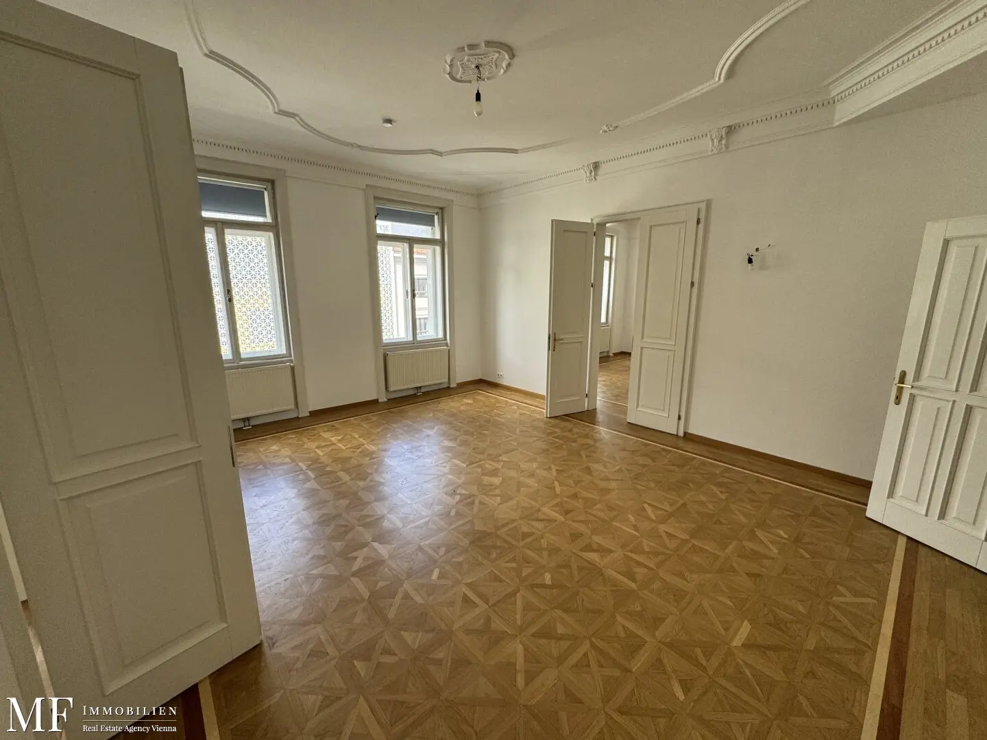 Large apartment 196 m², 5 rooms, balcony, 2 bathrooms
