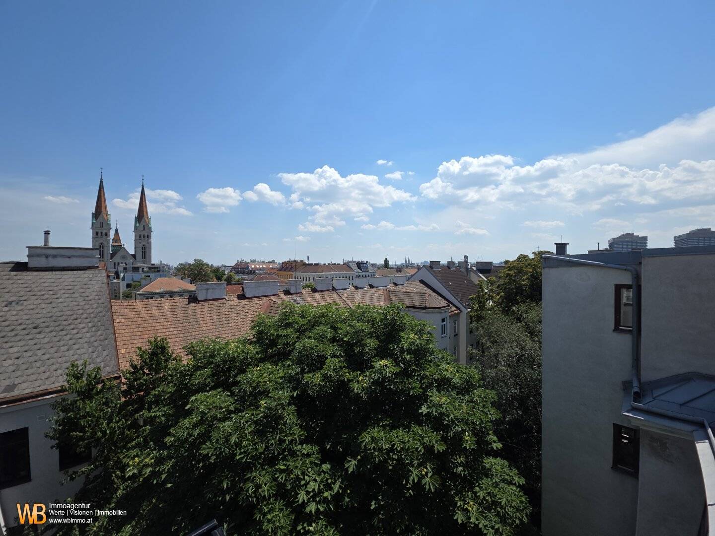 Top penthouse apartment with terrace and panoramic windows - 3 rooms with large kitchen-dining area! No more gas! State-of-the-art execution! Air-to-water heat pump, air conditioning and photovoltaic system!