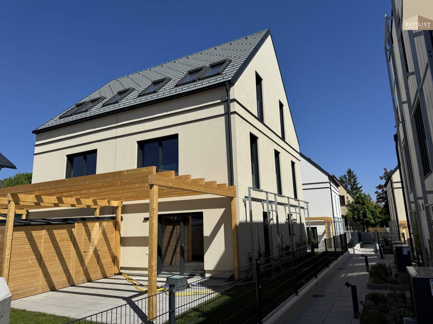 SAVE 5% NOW Modern semi-detached house with garden in Maria Enzersdorf
