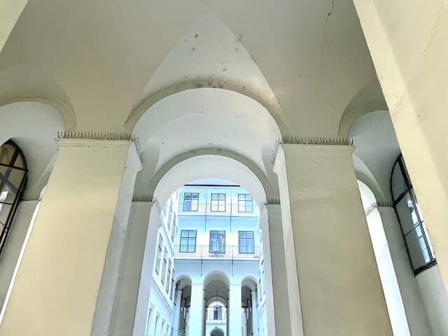 Living in Seventh Heaven Inner-city Condominium Elegant Classic Viennese Old Building Apartment with 2 Rooms in Top Location at SPITTELBERG through building