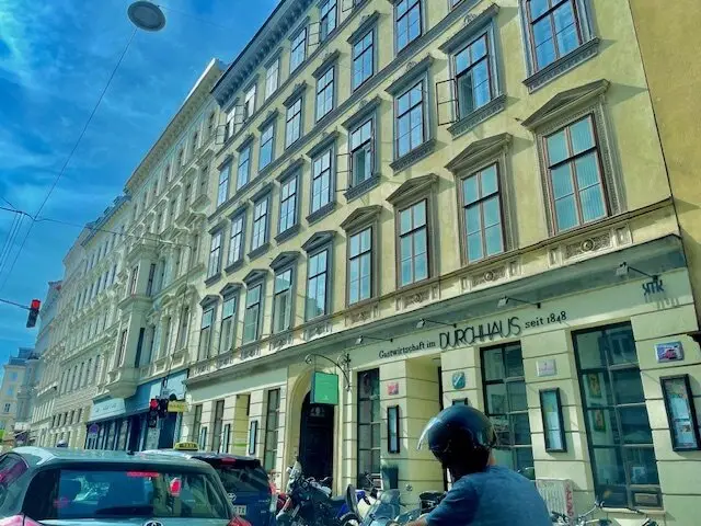 WOHNEN im 7-ten HIMMEL - INNENSTÄDTISCHE EIGENTUMSWOHNUNG- ELEGANTE Klassische Wiener-Altbau-Wohnung mit 2-Zimmern in Top Lage am SPITTELBERG - DURCHHAUS!