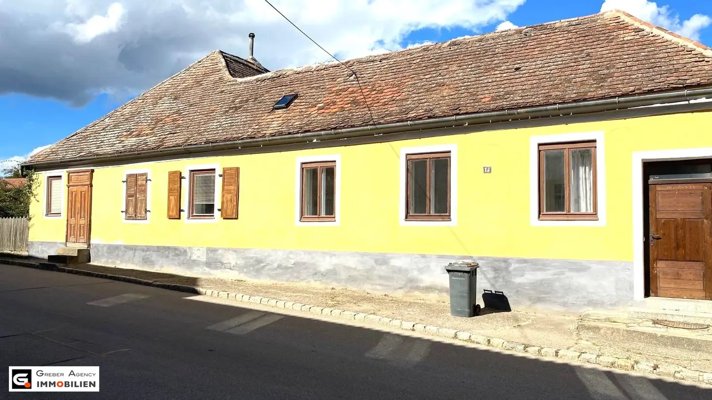 Ancient farmhouse still preserved in its original condition with great potential at a mini price