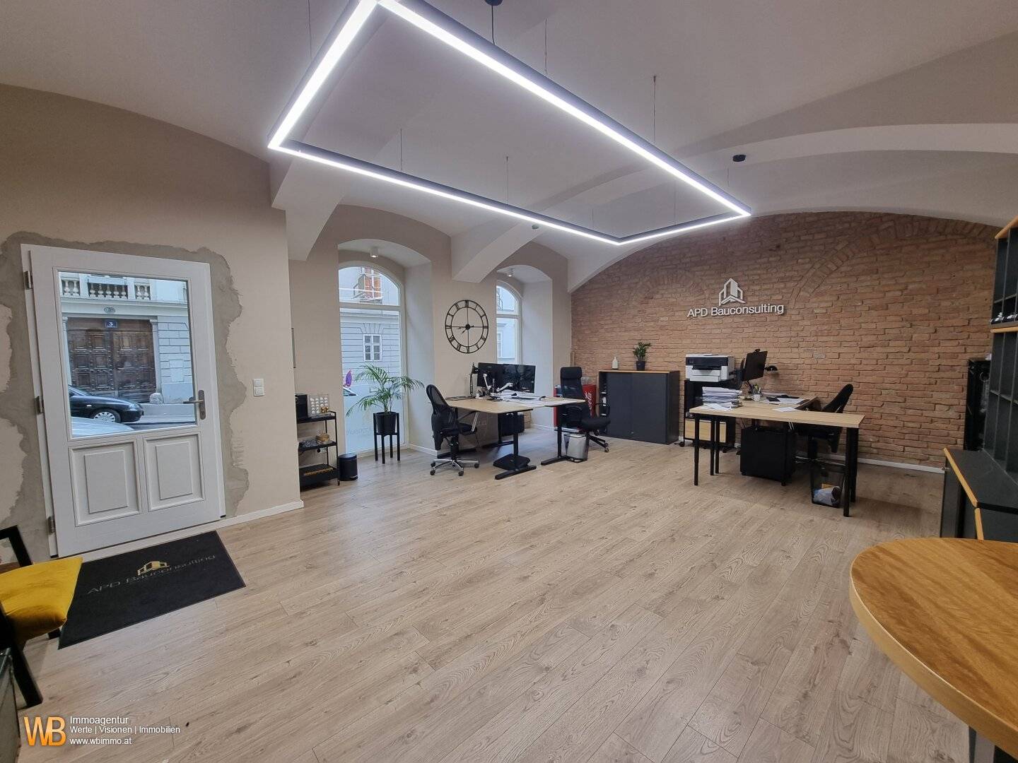 Prime location Berggasse! Modern office with 3 entrances!