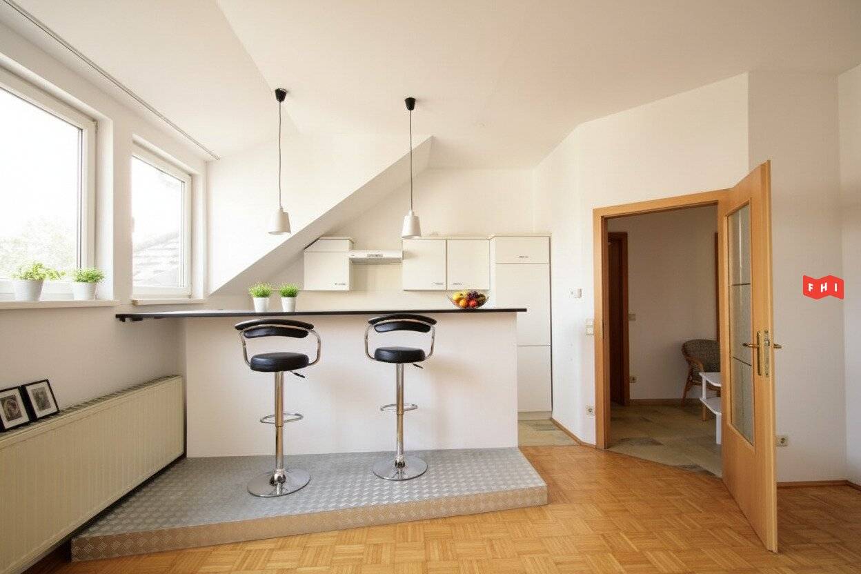 Schöne Altbau Dachgeschosswohnung mit Airbnb Potenzial