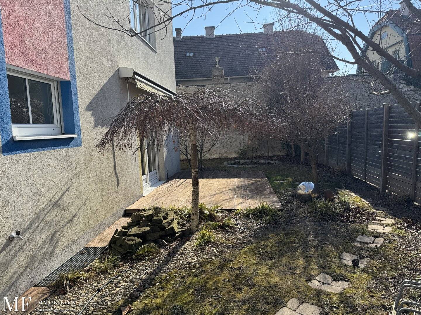 Living in the multi-family house / 8 rooms, 3 bathrooms, 2 entrances