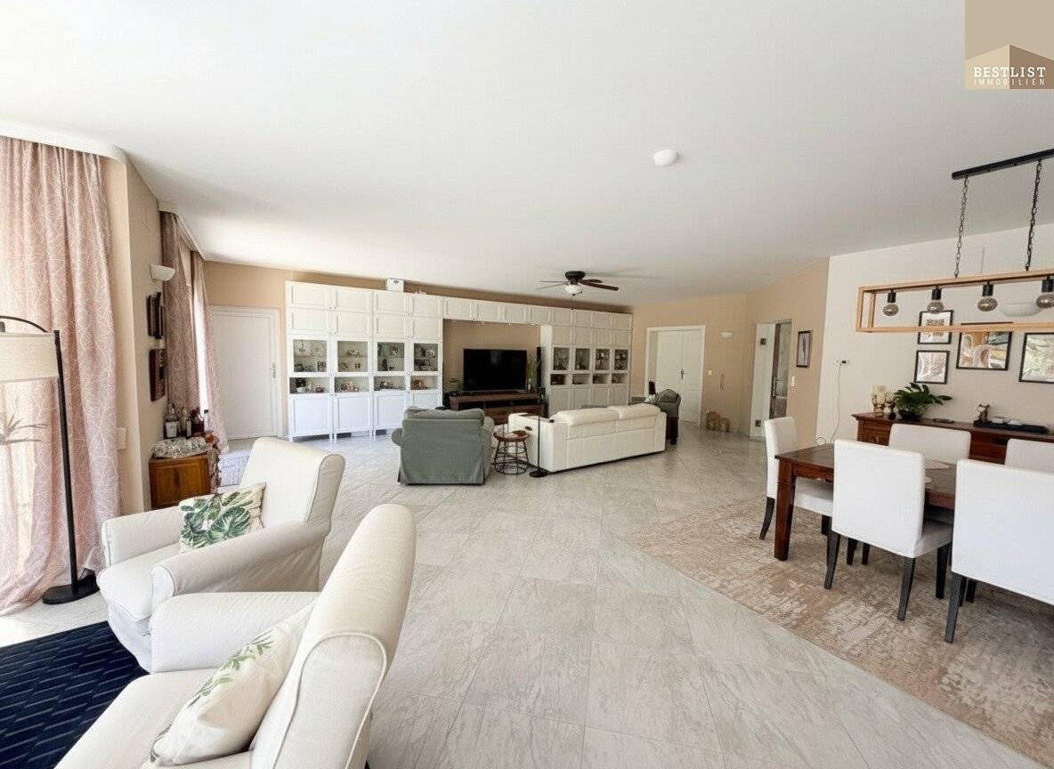 Representative estate with park-like garden and pool in Baden