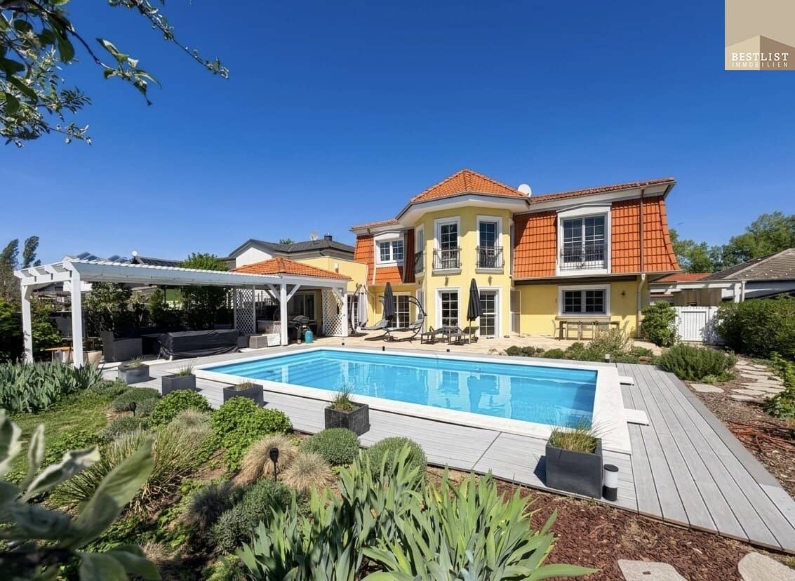 Representative estate with park-like garden and pool in Baden