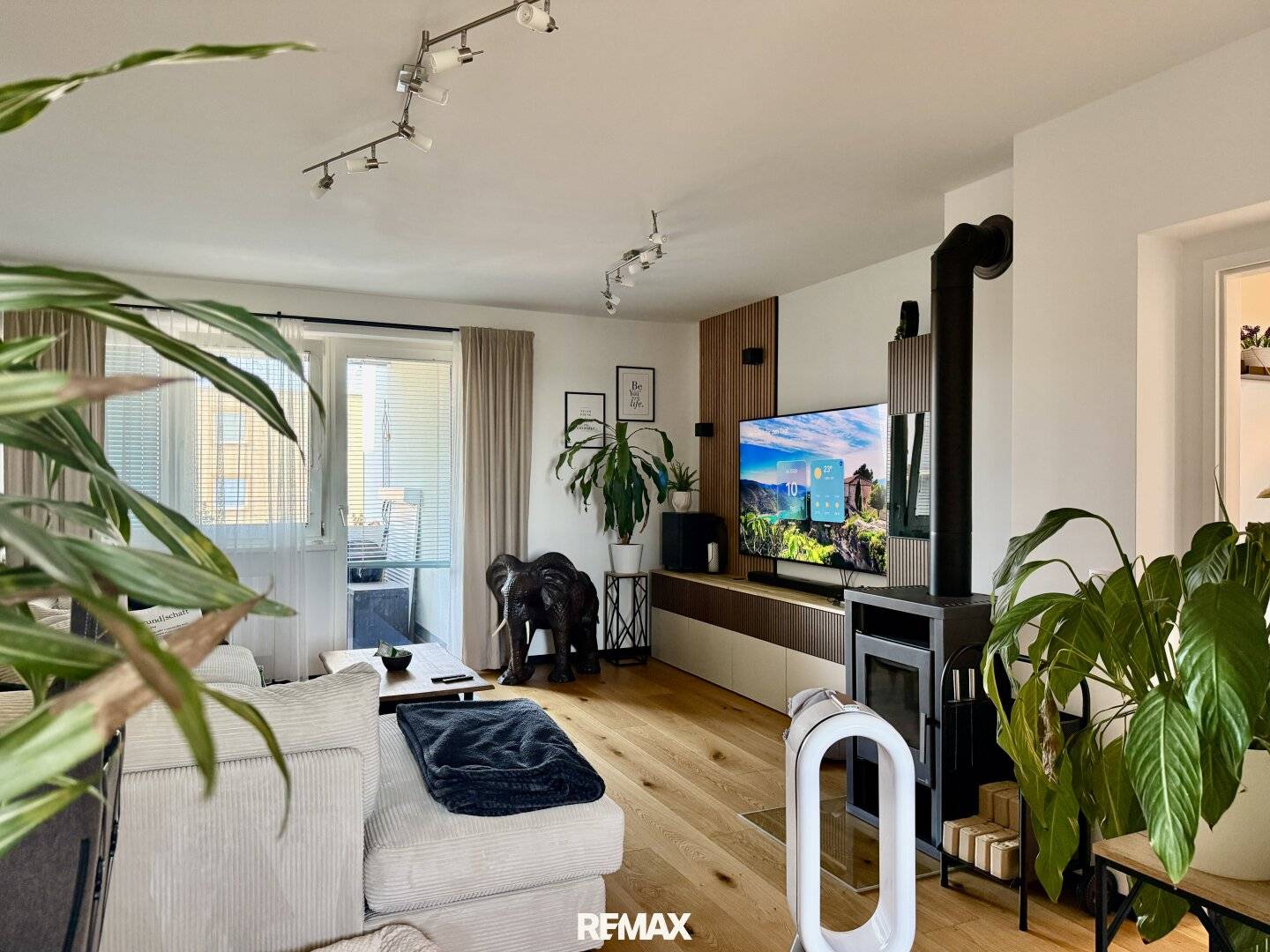 High quality renovated 3-room owner-occupied apartment with loggia and parking