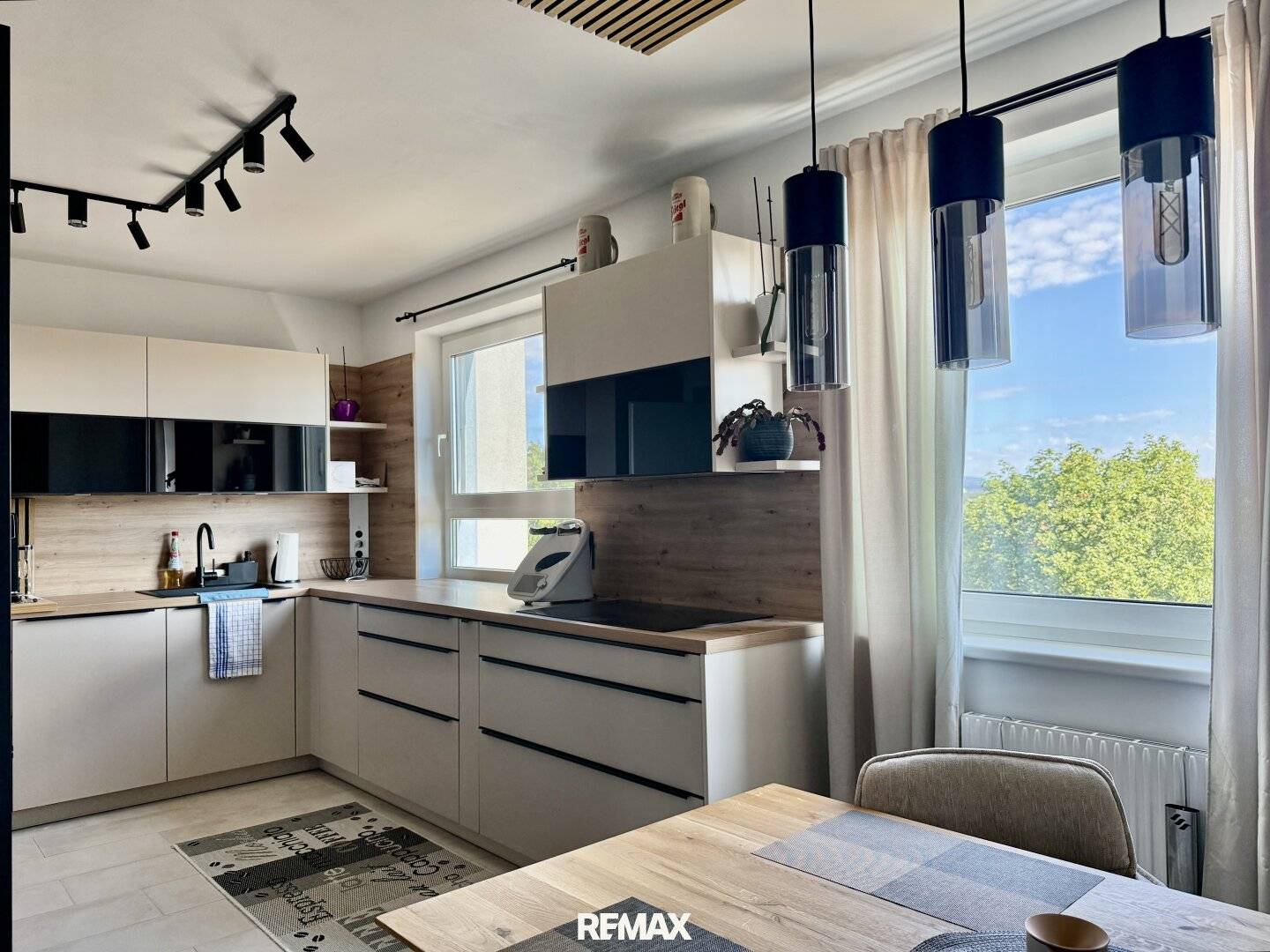 High quality renovated 3-room owner-occupied apartment with loggia and parking
