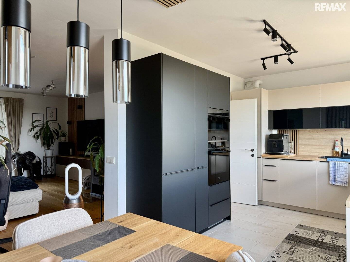 Hochwertig sanierte 3-Zimmer-Eigentumswohnung mit Loggia & Parkplatz!