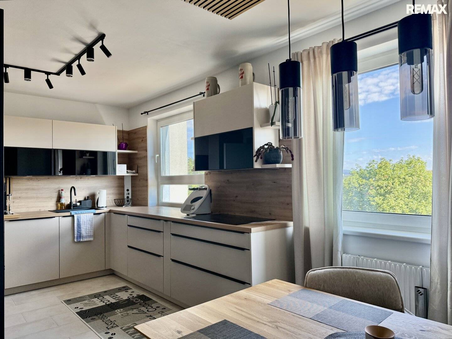 Hochwertig sanierte 3-Zimmer-Eigentumswohnung mit Loggia & Parkplatz!