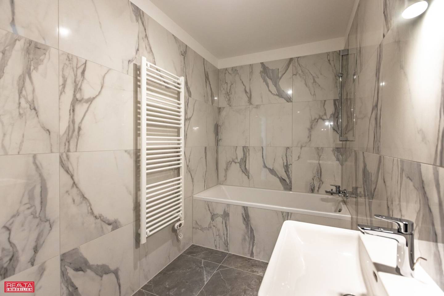 50 qm PLUS BALKON +++ ZweiZimmerWohnung mit Morgensonne