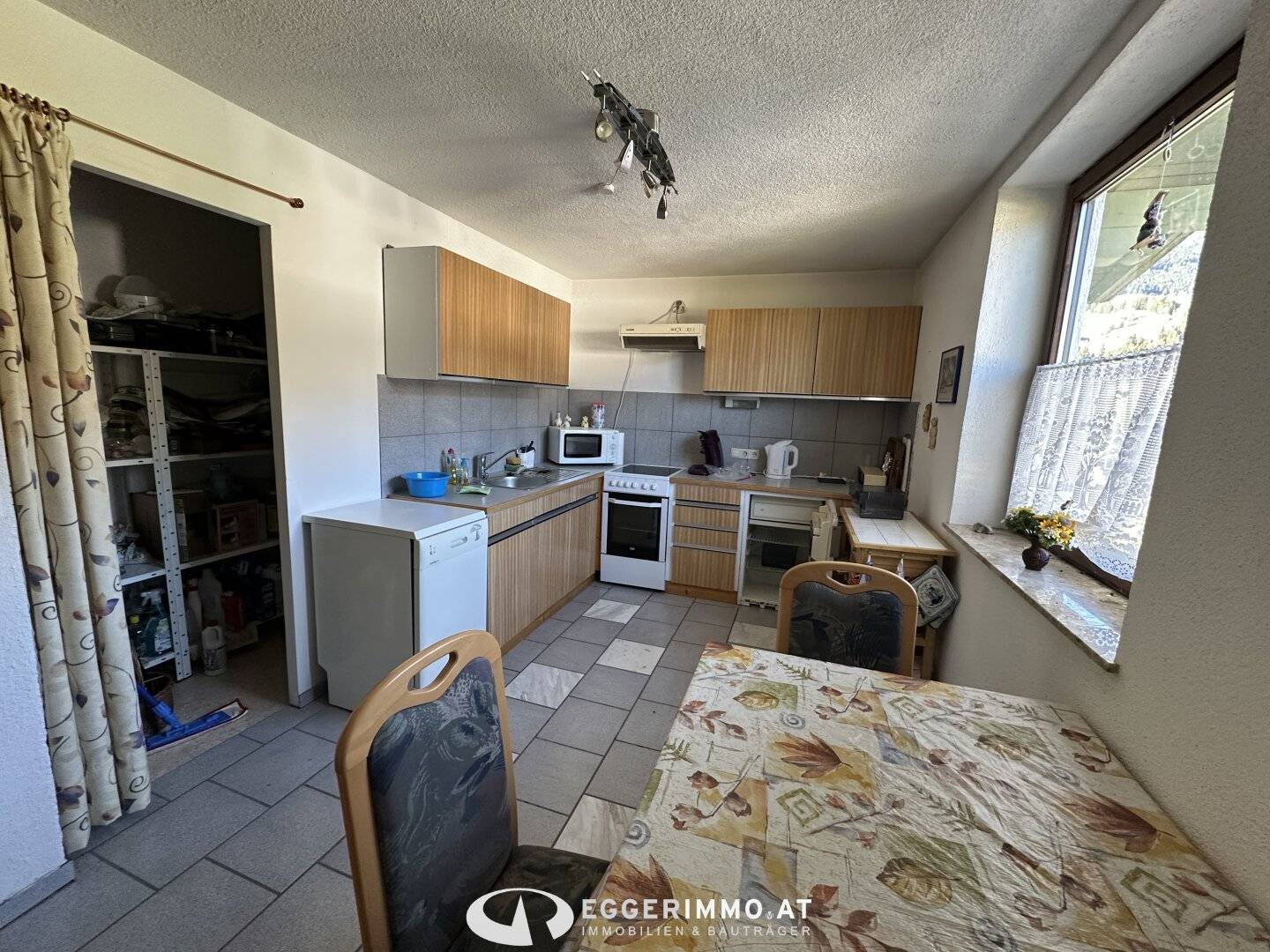 Niedernsill - Spacious 4-room apartment with garden and balcony in two-family house for sale