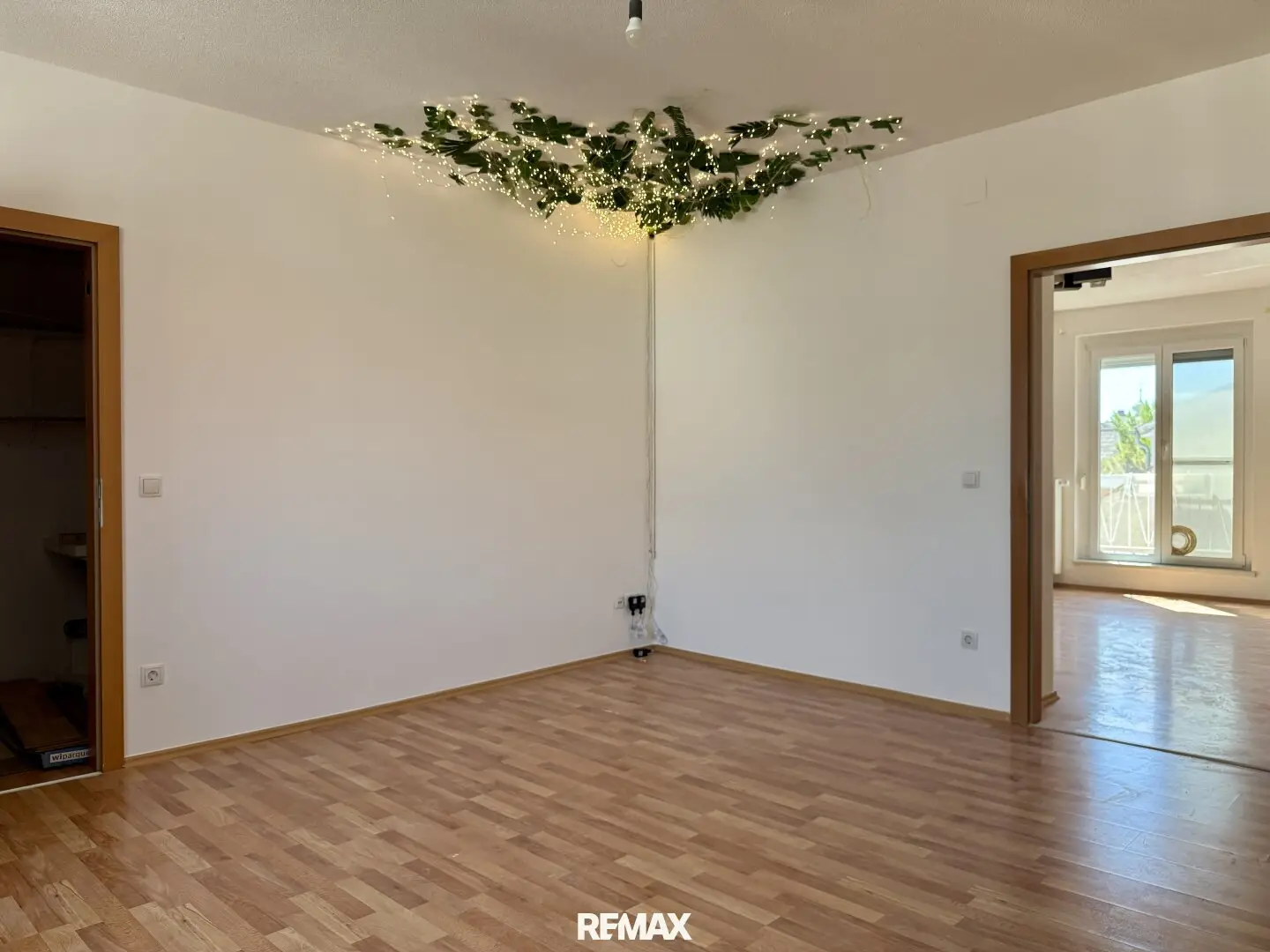 Domblick – bright 3-room apartment approx. 82 m² living space including rentable parking space for sale