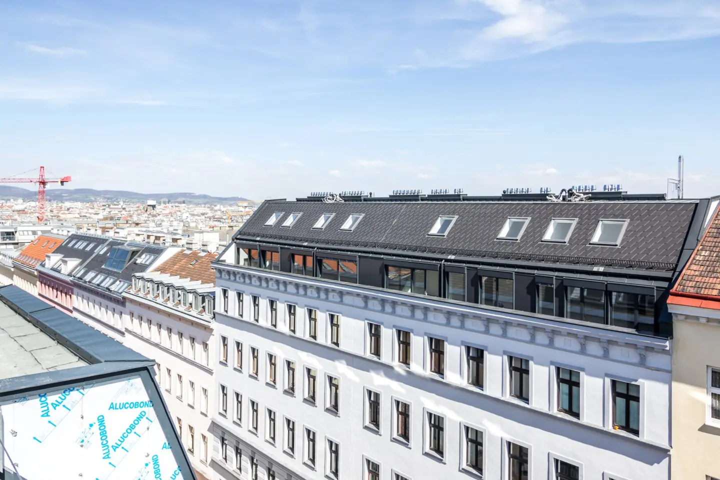 Bright fully renovated old building apartment on 4th floor with elevator near Wiedner Hauptstraße