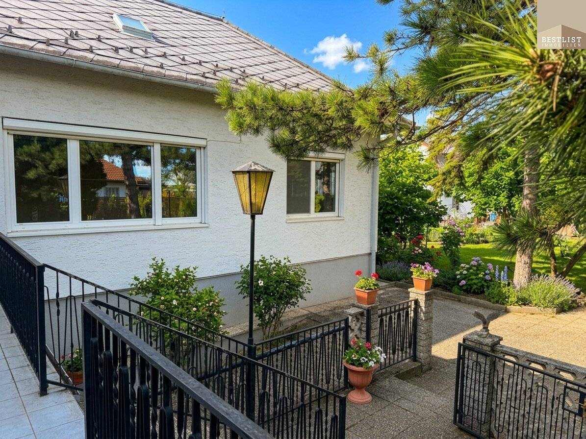 Move in, feel at home, expand: House with 5 rooms and additional living space in the attic
