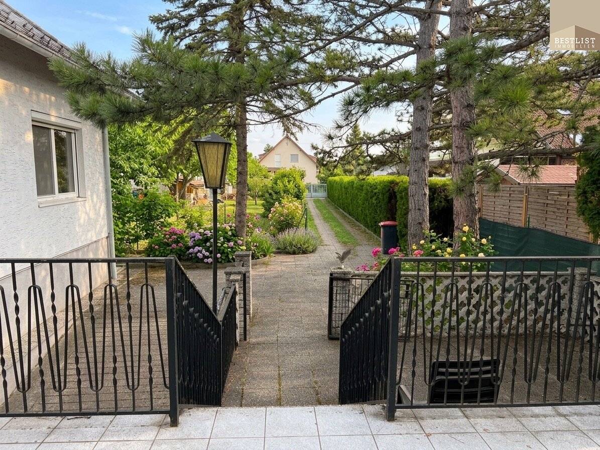 Move in, feel at home, expand: House with 5 rooms and additional living space in the attic