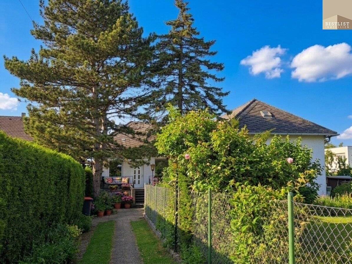 Move in, feel at home, expand: House with 5 rooms and additional living space in the attic