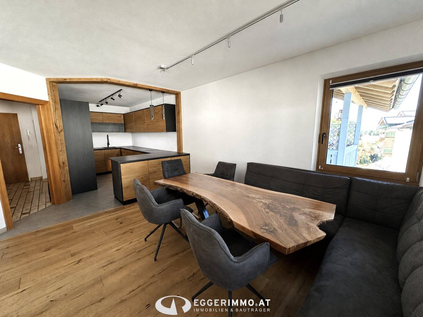 5751 Maishofen: generous, sunny, 4-room apartment with 2 balconies, in the center of Maishofen, 1 underground garage parking space cuff