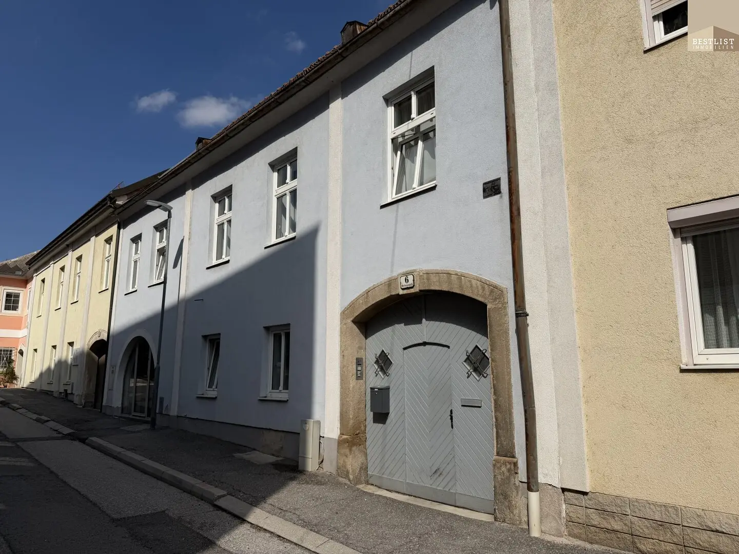 Gepflegtes, kleines Zinshaus in der Nähe des Schloßes mit charmantem Gewölbekeller und schönen Terrassen!