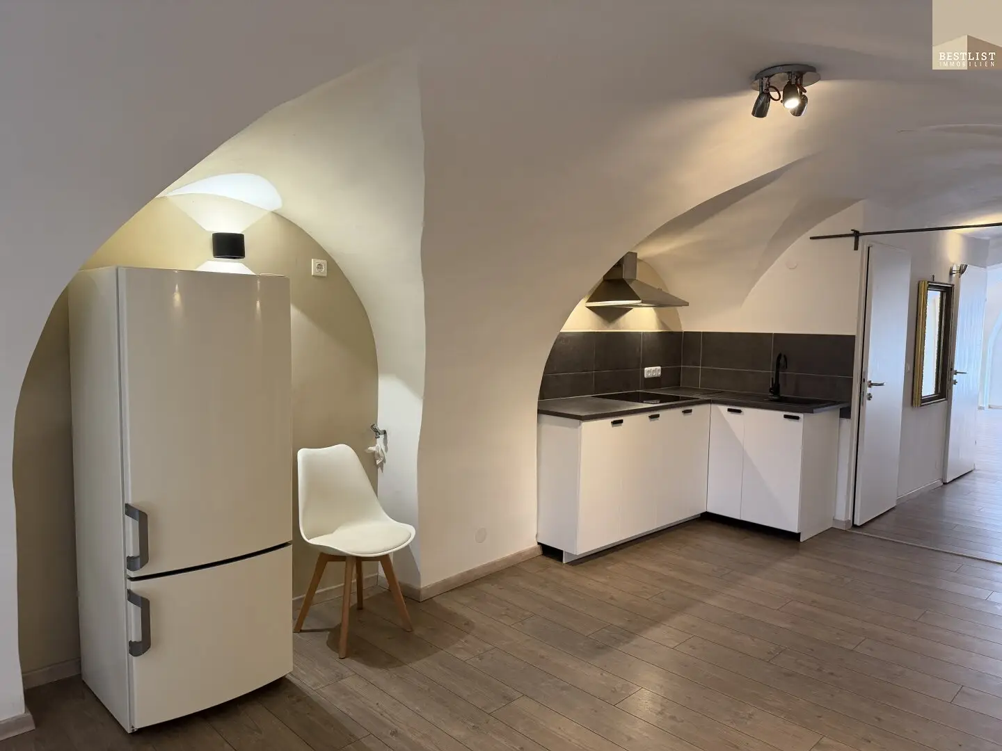 Gepflegtes, kleines Zinshaus in der Nähe des Schloßes mit charmantem Gewölbekeller und schönen Terrassen!