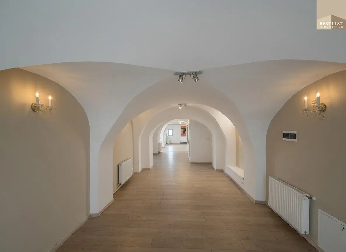 Gepflegtes, kleines Zinshaus in der Nähe des Schloßes mit charmantem Gewölbekeller und schönen Terrassen!